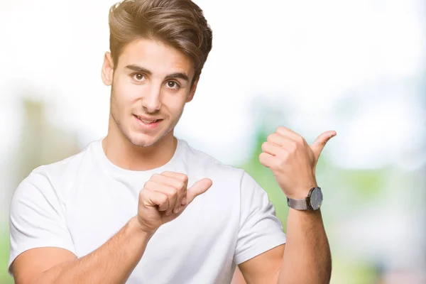 Jovem Homem Bonito Vestindo Camiseta Branca Sobre Fundo Isolado Apontando — Fotografia de Stock