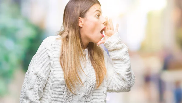 叫ぶと 口の中に手の側に大声で叫んで分離の背景に若くてきれいな女性カジュアルな白いセーター 通信の概念 — ストック写真