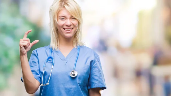 Jovem Bela Mulher Médica Loira Vestindo Uniforme Médico Sobre Fundo — Fotografia de Stock