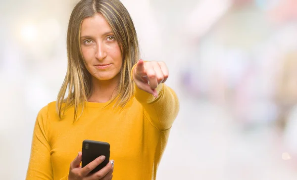 Giovane Bella Donna Che Invia Messaggi Utilizzando Smartphone Sfondo Isolato — Foto Stock