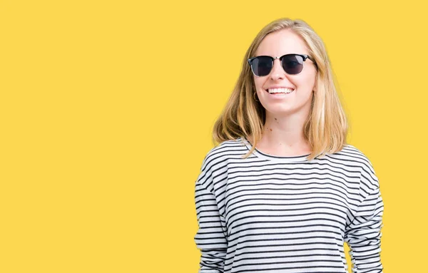 Hermosa Joven Con Gafas Sol Sobre Fondo Aislado Mirando Hacia — Foto de Stock