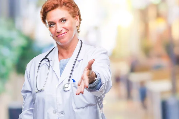 上医療制服を着て先輩の白人医師女性は 背景として挨拶と歓迎フレンドリーな提供ハンドシェイクを笑顔を隔離しました ビジネスの成功 — ストック写真