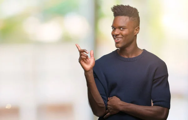 Unga Afroamerikanska Mannen Över Isolerade Bakgrund Med Ett Stort Leende — Stockfoto