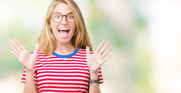 Schöne Junge Frau Mit Brille Über Isoliertem Hintergrund Feiert Verrückt — Stockfoto