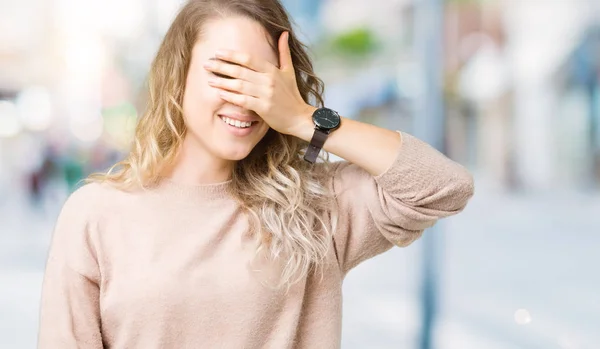 Mooie Jonge Blonde Vrouw Sweatershirt Dragen Geïsoleerde Achtergrond Glimlachen Lachen — Stockfoto
