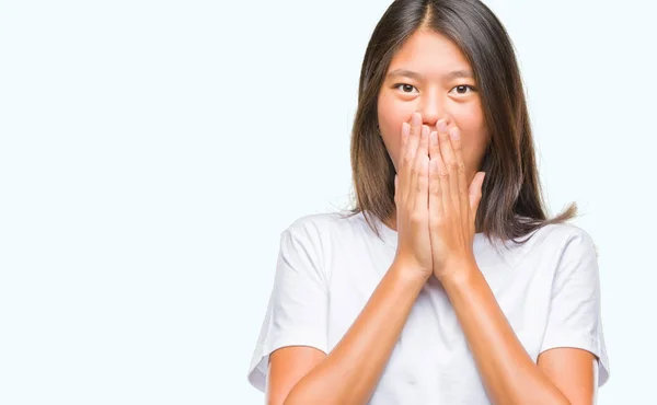 Joven Mujer Asiática Sobre Aislado Fondo Impactado Cubriendo Boca Con —  Fotos de Stock