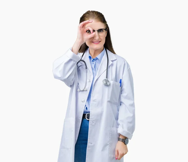 幸せそうな顔で指を通して見る目の手で のジェスチャーを行う分離の背景に医療のコートを着て中年中高年医師女性 — ストック写真