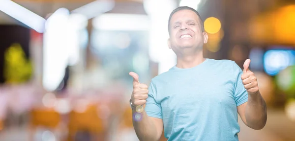 Hombre Árabe Mediana Edad Vistiendo Camiseta Azul Sobre Signo Éxito —  Fotos de Stock