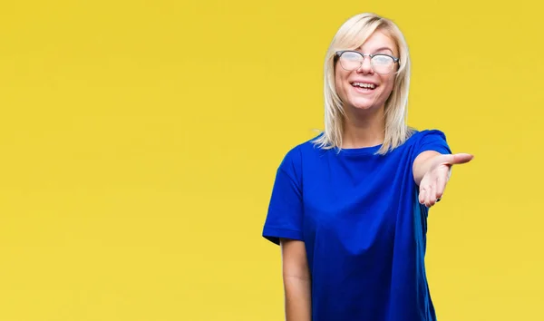 Junge Schöne Blonde Frau Mit Brille Über Isoliertem Hintergrund Lächelt — Stockfoto