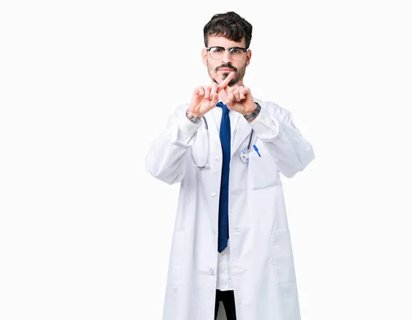 Junger Arzt Trägt Krankenhausmantel Über Isoliertem Hintergrund Ablehnung Ausdruck Daumendrücken — Stockfoto
