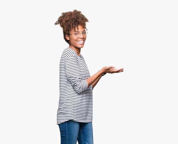 Красивая Молодая Африканская Американка Очках Изолированном Фоне Указывая Сторону Рукой — стоковое фото