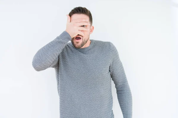 Jovem Homem Bonito Vestindo Camisola Casual Sobre Fundo Isolado Espreitando — Fotografia de Stock