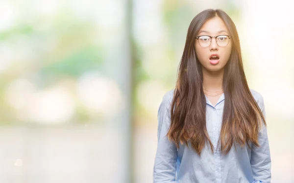 Jonge Aziatische Zakenvrouw Bril Geïsoleerde Achtergrond Bang Geschokt Met Verrassing — Stockfoto