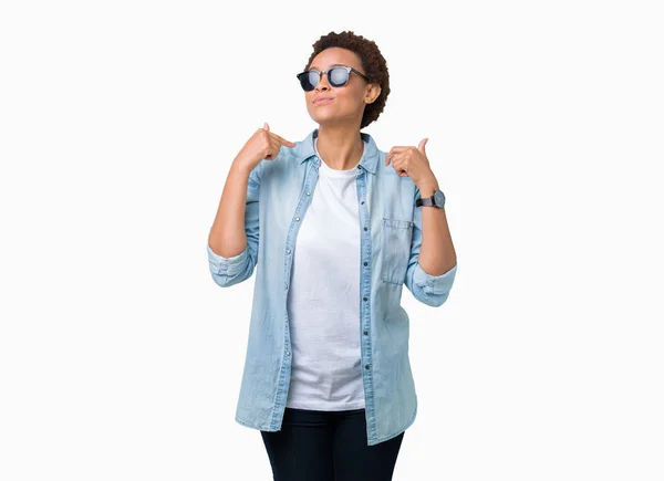 Hermosa Mujer Afroamericana Joven Con Gafas Sol Sobre Fondo Aislado —  Fotos de Stock