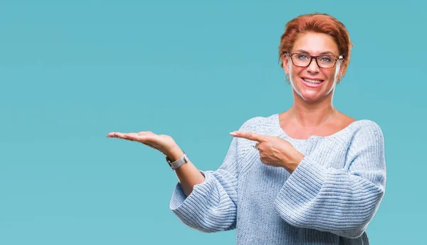 Atraktive Ältere Kaukasische Rothaarige Frau Mit Brille Über Isoliertem Hintergrund — Stockfoto