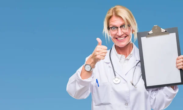 Blonde Ärztin Mittleren Alters Hält Klemmbrett Über Isoliertem Hintergrund Glücklich — Stockfoto