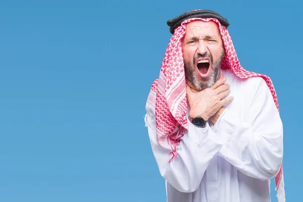 シニア アラブ分離背景の叫びに男は身に着けているクーフィーヤと窒息のため痛みを伴う首を絞め 健康上の問題 窒息させると自殺の概念 — ストック写真