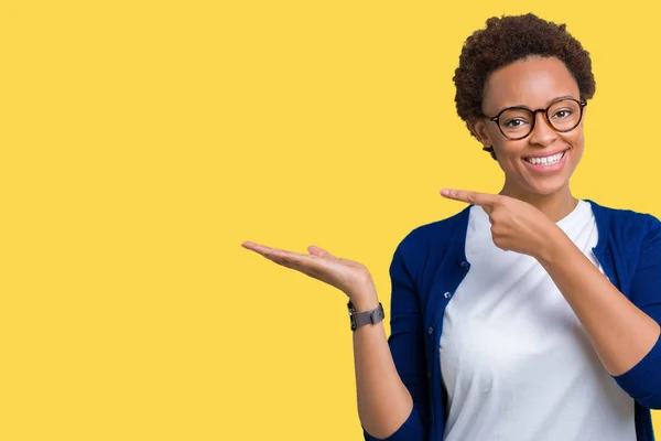 Jovem Mulher Afro Americana Bonita Vestindo Óculos Sobre Fundo Isolado — Fotografia de Stock