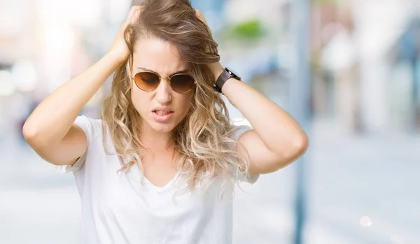 Schöne Junge Blonde Frau Mit Sonnenbrille Über Isoliertem Hintergrund Leidet — Stockfoto