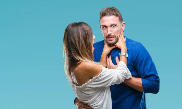 Pareja Joven Enamorada Sobre Fondo Aislado Gritando Sofocándose Porque Estrangulan — Foto de Stock