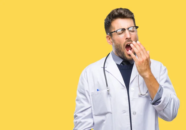 Joven Hombre Médico Guapo Sobre Fondo Aislado Aburrido Bostezar Cansado — Foto de Stock