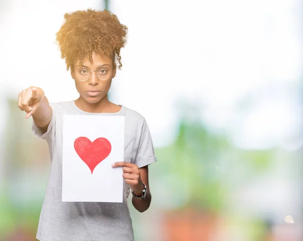 Jovem Afro Americana Segurando Papel Com Coração Vermelho Sobre Fundo — Fotografia de Stock