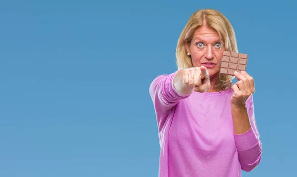 Donna Bionda Mezza Età Che Mangia Barretta Cioccolato Sfondo Isolato — Foto Stock