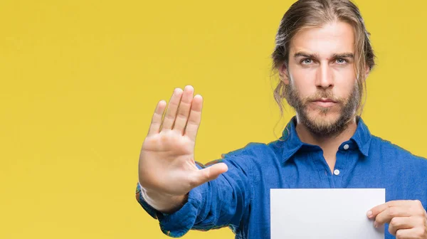 Jovem Homem Bonito Com Cabelos Longos Sobre Fundo Isolado Segurando — Fotografia de Stock