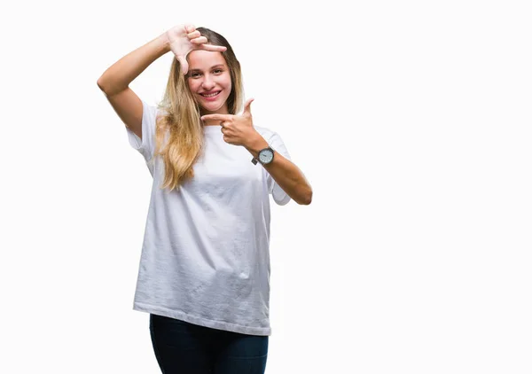 年轻美丽的金发碧眼的女人穿着休闲白色 T恤在孤立的背景微笑的框架与手和手指与快乐的脸 创意和摄影理念 — 图库照片