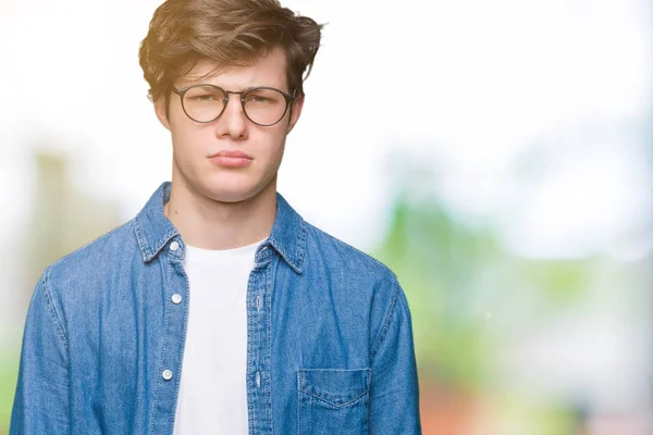 Junger Gutaussehender Mann Mit Brille Über Isoliertem Hintergrund Skeptisch Und — Stockfoto