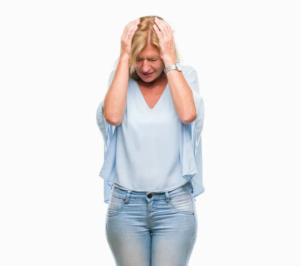 Medelålders Blond Affärskvinna Över Isolerade Bakgrund Lider Huvudvärk Desperat Och — Stockfoto