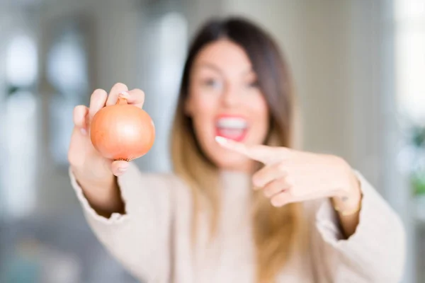 Junge Schöne Frau Mit Frischen Zwiebeln Hause Sehr Glücklich Zeigt — Stockfoto