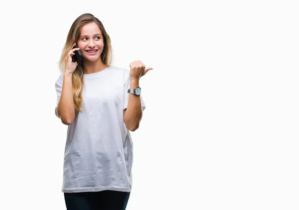 Genç Güzel Sarışın Kadın Üzerinde Smartphone Kullanarak Arama Işaret Başparmak — Stok fotoğraf