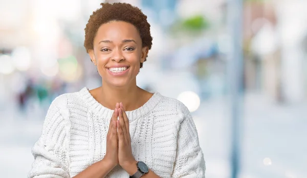 Gyönyörű Fiatal Afrikai Amerikai Fárasztó Pulóver Elszigetelt Háttér Imádkozott Együtt — Stock Fotó