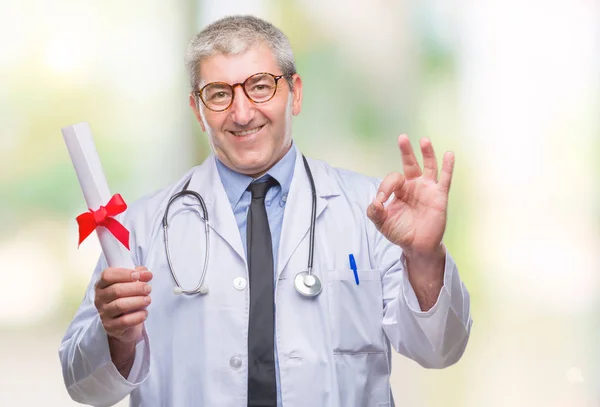 Stilig Senior Doktor Mannen Innehar Graden Papper Över Isolerade Bakgrund — Stockfoto