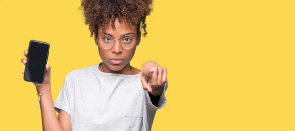 Jovem Afro Americana Mostrando Tela Smartphone Sobre Fundo Isolado Apontando — Fotografia de Stock