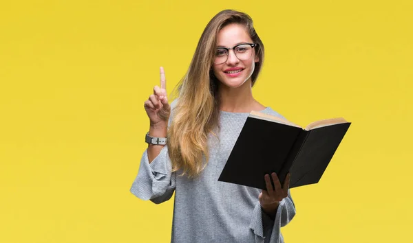 Joven Hermosa Mujer Rubia Leyendo Libro Sobre Fondo Aislado Sorprendido —  Fotos de Stock