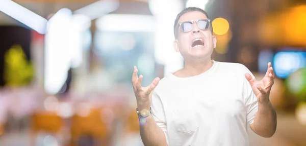 Media Edad Árabe Hombre Wearig Camiseta Blanca Gafas Sol Sobre —  Fotos de Stock