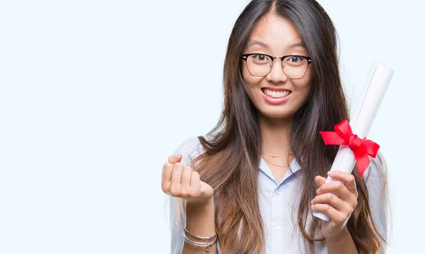 Joven Mujer Asiática Sosteniendo Grado Sobre Aislado Fondo Gritando Orgulloso —  Fotos de Stock