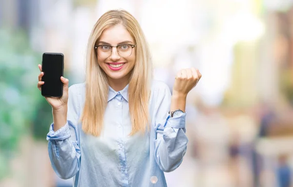 Genç Güzel Sarışın Kadın Gösteren Ekran Smartphone Gurur Çığlık Zafer — Stok fotoğraf