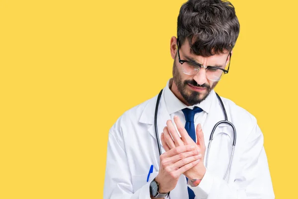 Jonge Dokter Man Dragen Ziekenhuis Jas Geïsoleerde Achtergrond Lijden Pijn — Stockfoto