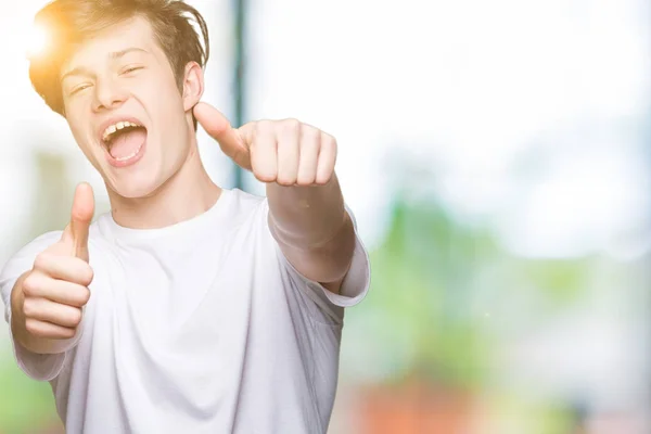 Joven Hombre Guapo Que Lleva Una Camiseta Blanca Casual Sobre —  Fotos de Stock