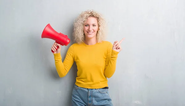 Jonge Blonde Vrouw Grijs Grunge Achtergrond Megafoon Erg Blij Met — Stockfoto