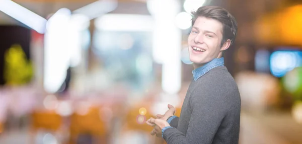 Ung Snygg Elegant Man Över Isolerade Bakgrund Inbjudande För Att — Stockfoto