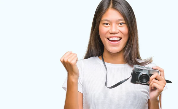 Junge Asiatische Frau Hält Vintagera Fotokamera Über Isoliertem Hintergrund Schreit — Stockfoto