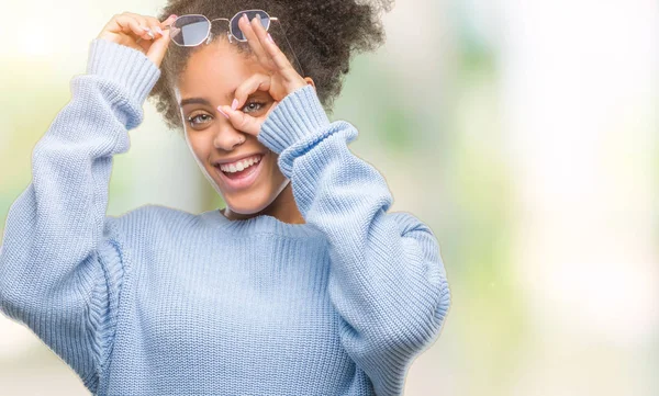 Jovem Afro Americana Usando Óculos Sobre Fundo Isolado Fazendo Gesto — Fotografia de Stock