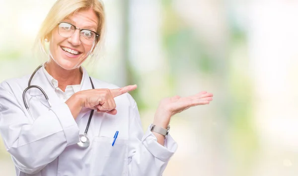 Médico Loira Meia Idade Mulher Sobre Fundo Isolado Espantado Sorrindo — Fotografia de Stock