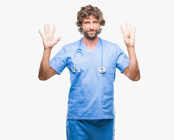 Красивый Латиноамериканец Хирург Изолированном Фоне Показывает Показывает Пальцами Номер Девять — стоковое фото