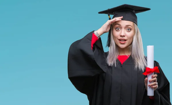 Mujer Rubia Joven Con Uniforme Graduado Sosteniendo Grado Sobre Fondo — Foto de Stock