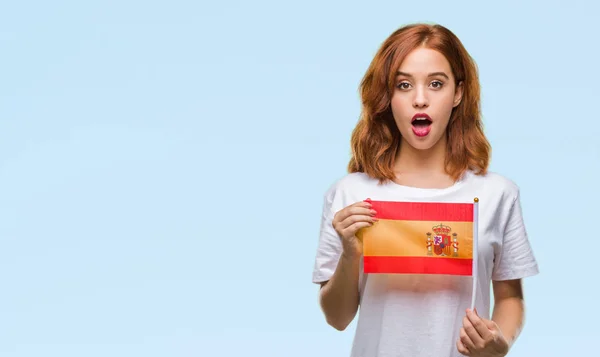 Joven Mujer Hermosa Sosteniendo Bandera España Sobre Fondo Aislado Asustada — Foto de Stock